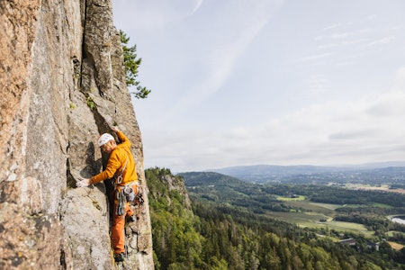NY KLATREFØRER: Norges eldste klatreklubb har gitt ut en ny fører for Oslo og omegn. Her er Håkon Staver på klassikeren Bolterisset (6) i Østveggen på Kolsås. Foto: Hanna Jordan NY KLATREFØRER: Norges eldste klatreklubb har gitt ut en ny fører for Oslo og omegn. Her er Håkon Staver på klassikeren Bolterisset (6) i Østveggen på Kolsås. Foto: Hanna Jordan