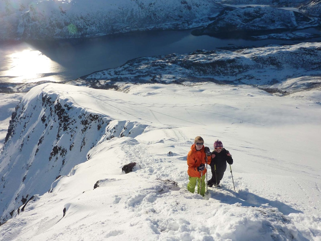 William R Dramsdahl og Margrethe M Dramsdahl på vei opp siste delen til Kvasstinden. Foto: Lillian Dramsdahl Kvasstinden-Møysalen-2