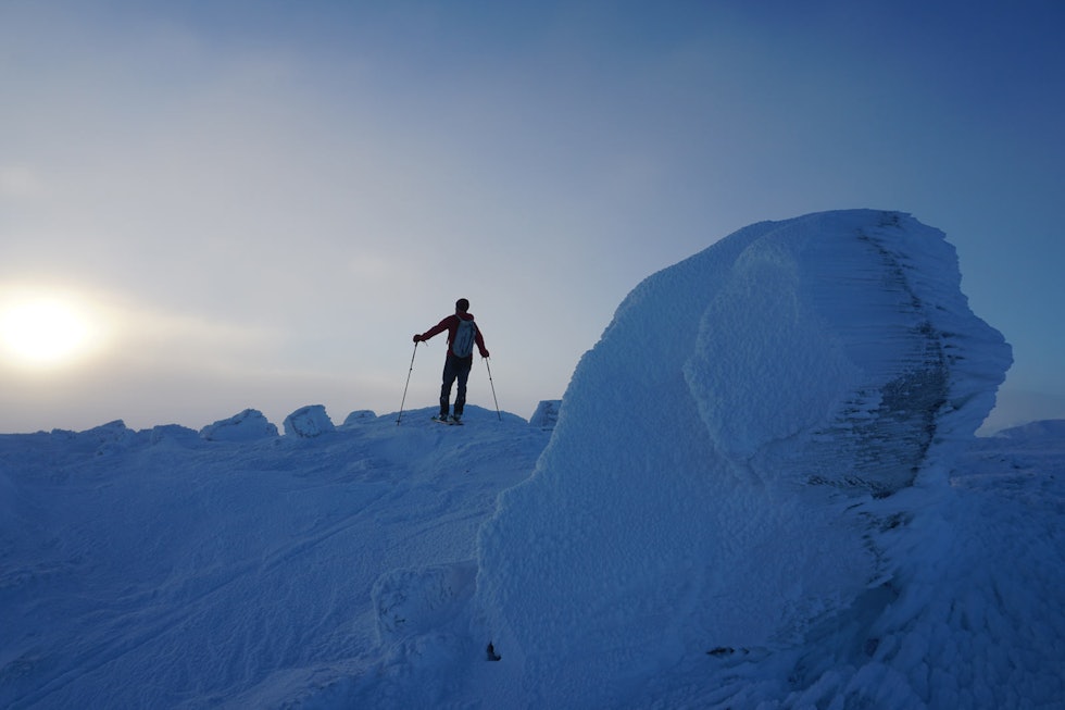 Henki Flatlandsmo nyter vinterstemingen på Hattan. Foto: Halvor Hagen Døntinden-Toppturer-i-Romsdalen-3