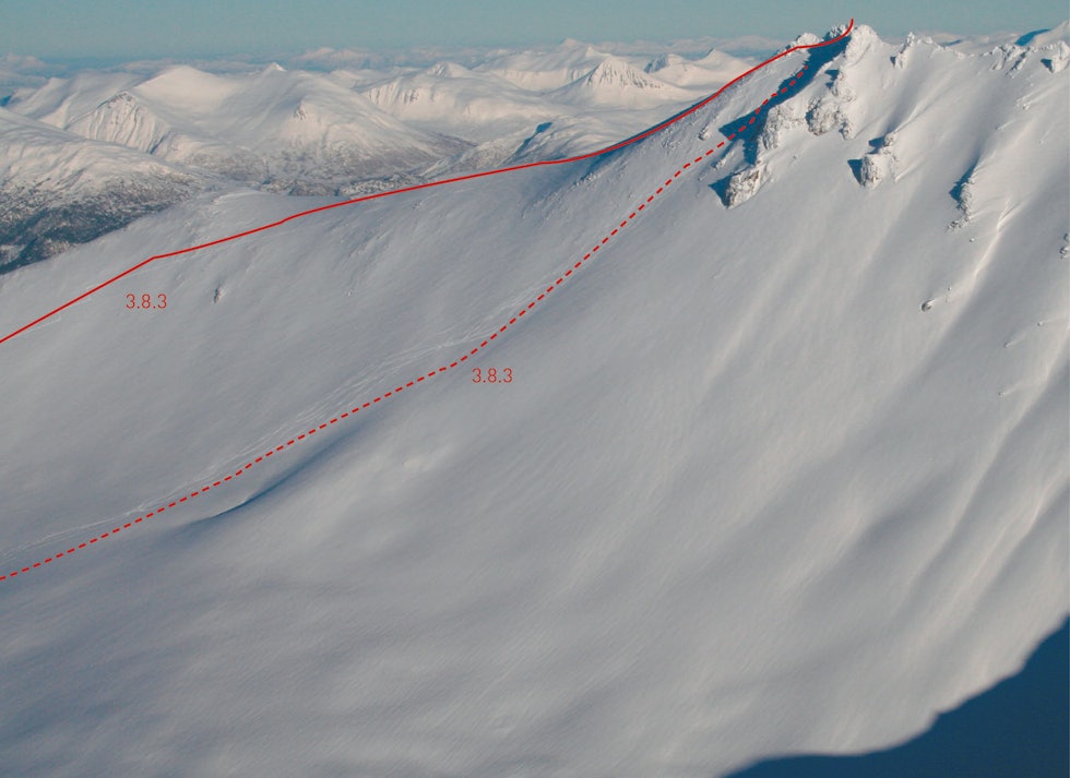 Skjervan fra vest. Rygger og renneformasjoner gir mye terreng å spille på. Skjervan-Toppturer-i-Romsdalen-med-rute-3