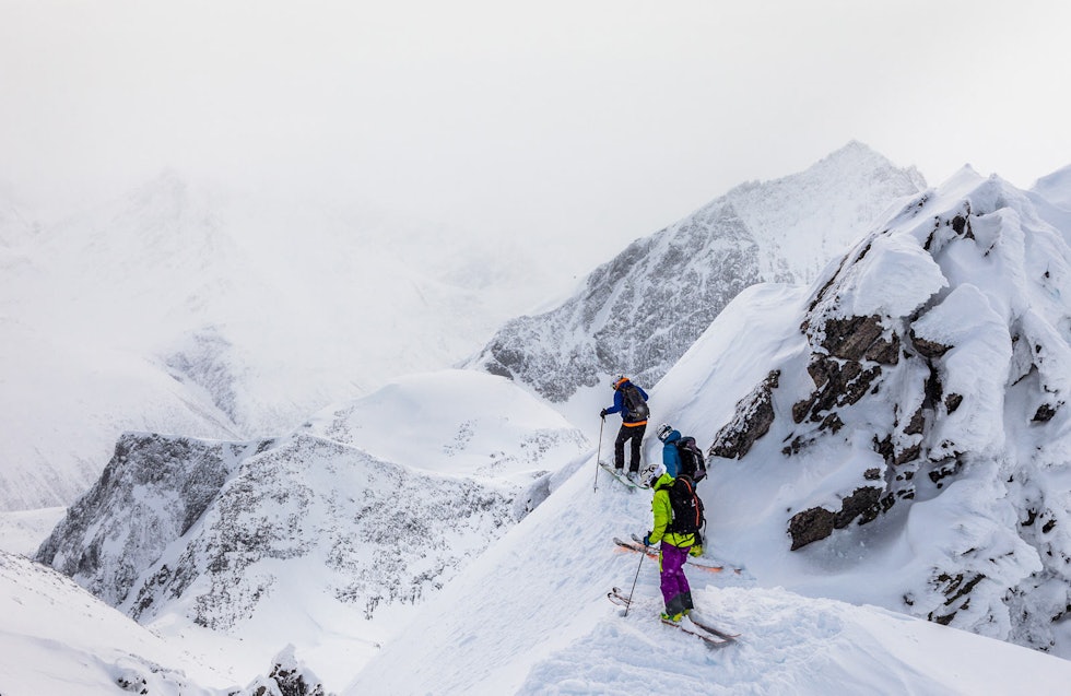 Bratt i toppen. De øverste meterne fra toppen er skiterreng kun for dyktige skiløpere og kun på dager med nok og god snø. Foto: Einar Engdal Skjervan-Toppturer-i-Romsdalen-4