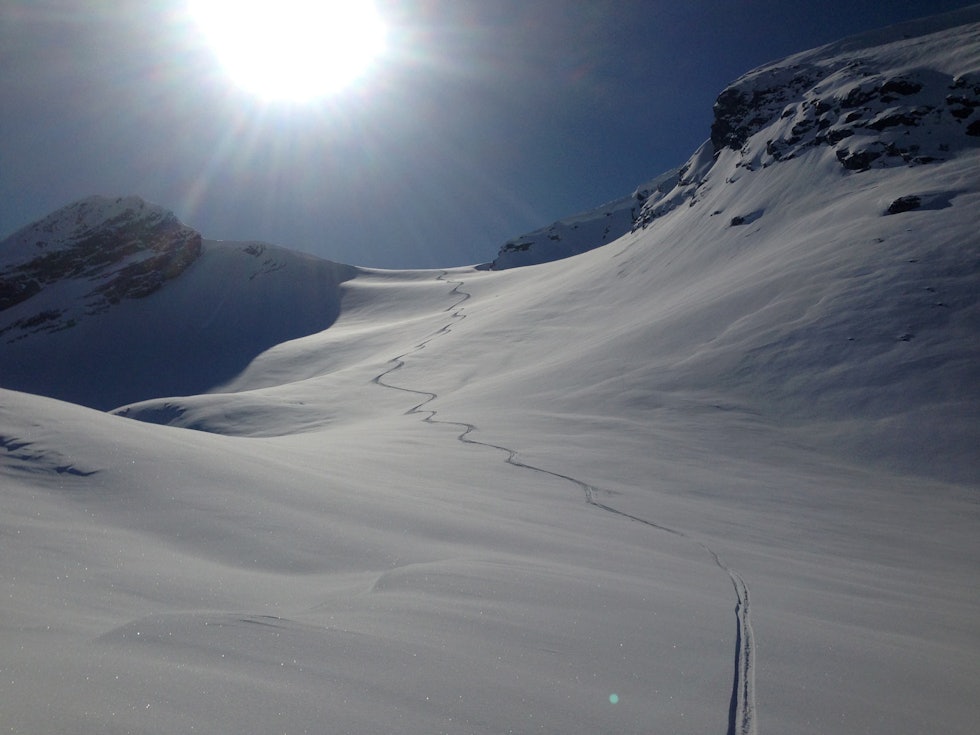 Turen ned Morgådalen kan være et lite eventyr. Fjellsidene rundt er bratte og det bør være stabile snøforhold. Foto: Halvor Hagen Blåfjellet-Toppturer-i-Romsdalen-4