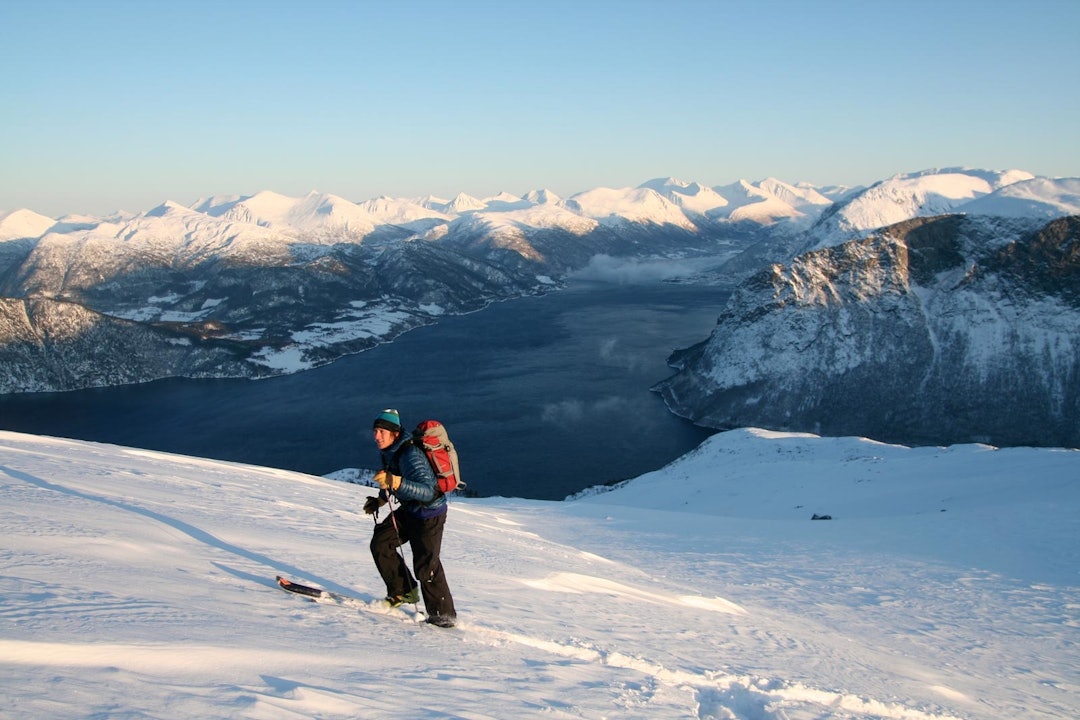 En kald vinterdag mot toppryggen på Skarven. God utsikt innover mot Åndalsnes og Isfjordsfjella. Foto: Halvor Hagen Skarven-Toppturer-i-Romsdalen-2