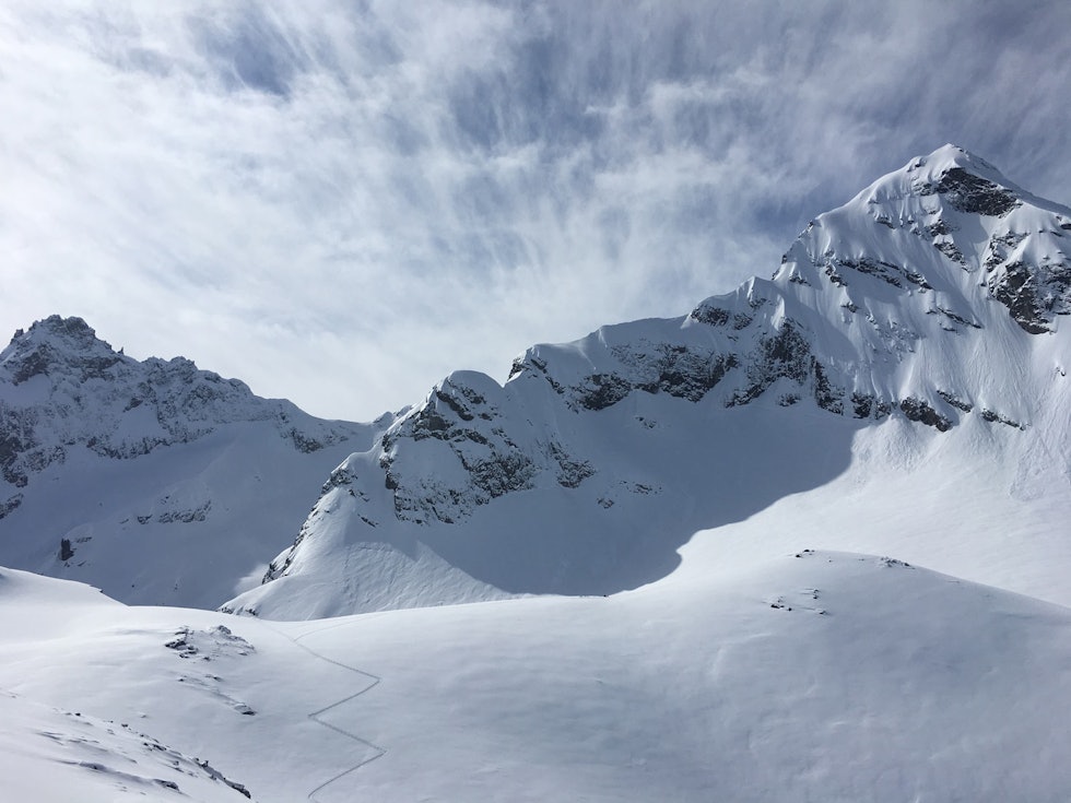 Hurrungen er en folkelig topptur som ligger tett på de tøffeste fjellene i området. Til venstre Kvanndalstinden, til høyre store Vengetind med Slingsbyruta godt synlig midt imot. Hurrungen-Toppturer-i-Romsdalen-2