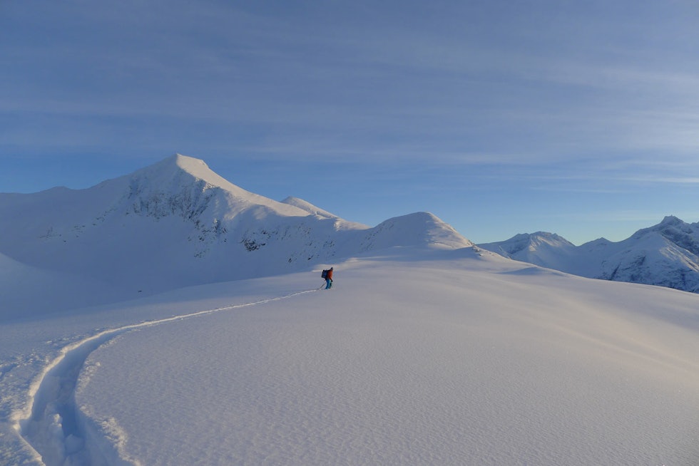 Første spor på Kirketaket. For mange et minne for livet. Foto: Halvor Hagen Kirketaket-Toppturer-i-Romsdalen-2