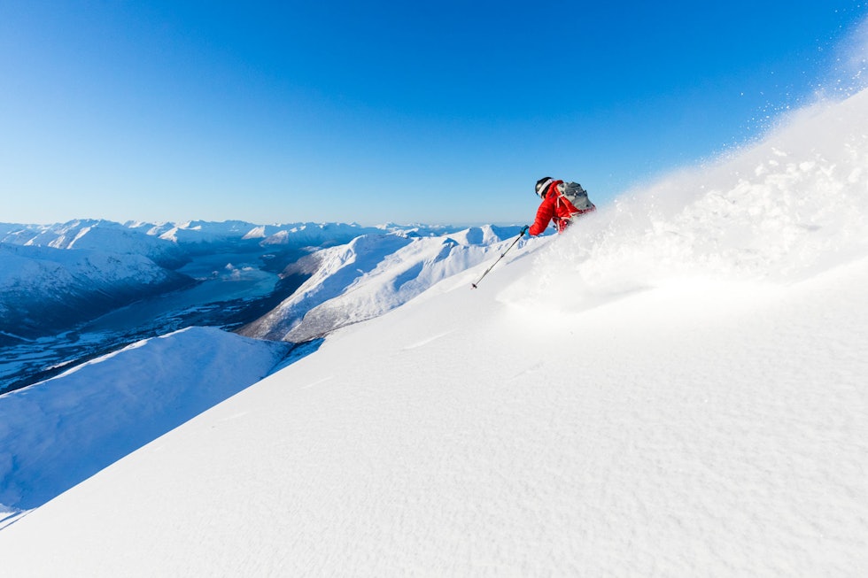 God snø og store omgivelser i Sørflanken på Kirketaket. Foto: Einar Engdal Kirketaket-Toppturer-i-Romsdalen-3