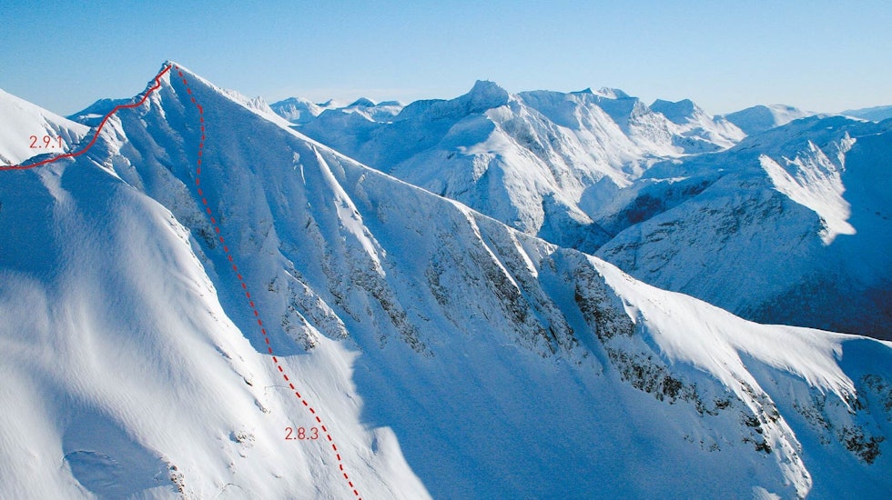Vestrenna på Kirketaket. Det kan være vanskeligere å vurdere snødekket enn å kjøre den. Kirketaket-Toppturer-i-Romsdalen-med-rute-4