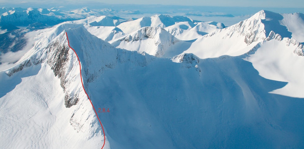 Østeggen er spiss og bratt og krever gode ferdigheter og utstyr. Kirketaket-Toppturer-i-Romsdalen-med-rute-6