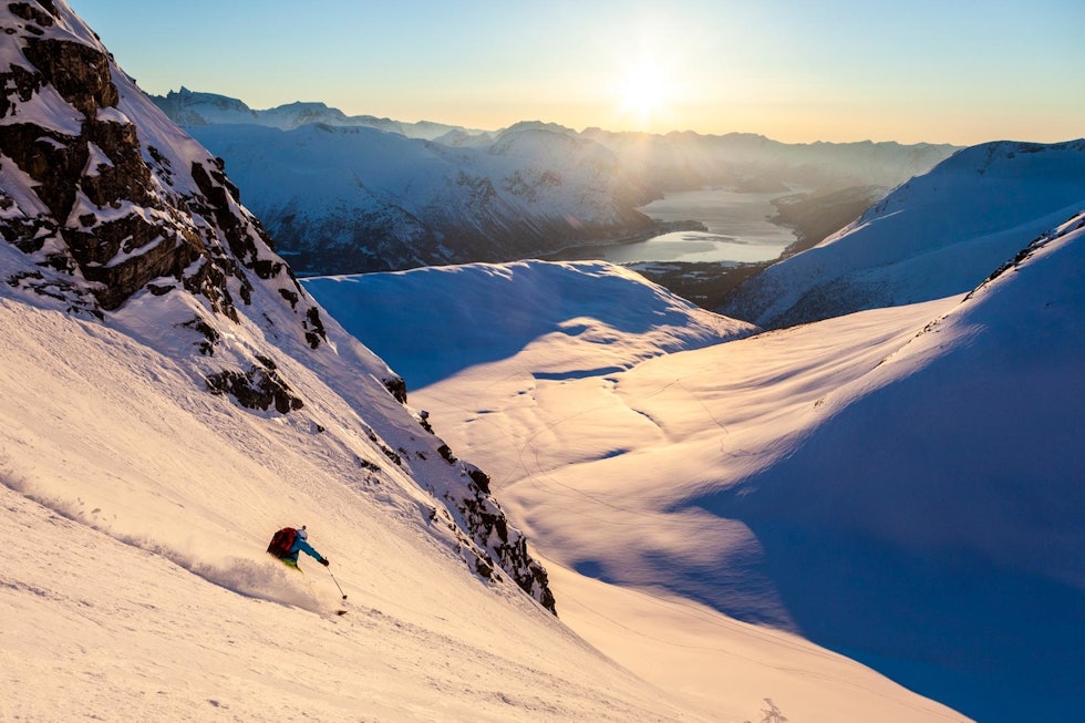 Kveldslys og perfekte forhold i Vestrenna. Foto: Einar Engdal Kirketaket-Toppturer-i-Romsdalen-5