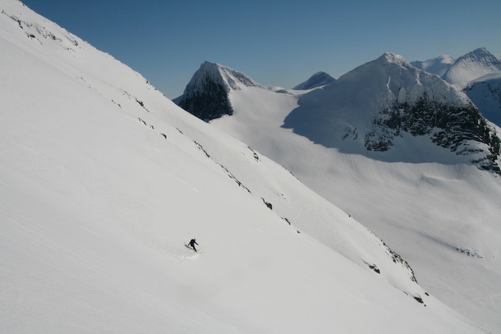 Terrenget blir stort og stedvis bratt i Sørsiden på Skjorta. Foto: Halvor Hagen Skjorta-Toppturer-i-Romsdalen-3