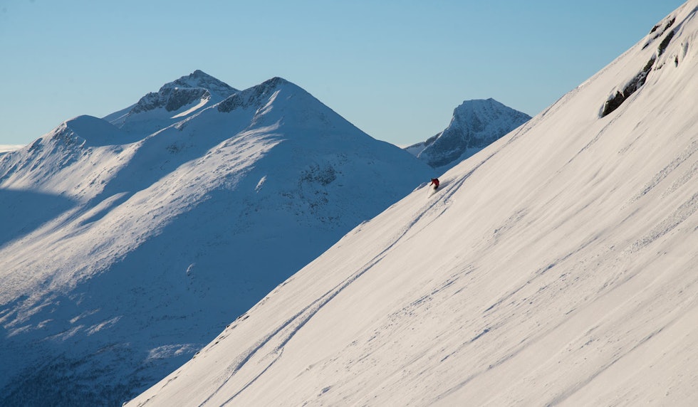 Jamtetinden har formasjoner og flanker som ofte kan holde lenge på snøen. Foto: Bjørn Magen Øverås Jamtetind-Toppturer-i-Romsdalen-2