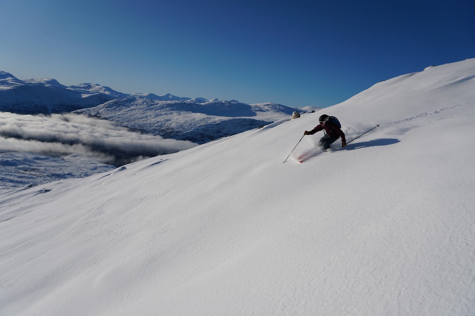 Amund Amundsen nyter et tidlig snøfall på Raudmyrhøa. Foto: Halvor Hagen Raudmyrhøa-Toppturer-i-Romsdalen-3
