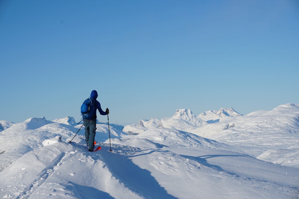 Fra høene i øst har man et fantastisk utsyn mot fjellene i vest. Foto: Halvor Hagen Raudmyrhøa-Toppturer-i-Romsdalen-4