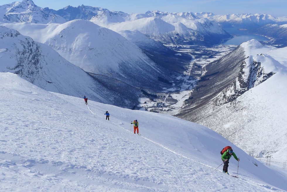 Med avlastningsavstand mot Høgseternebba. Selv lenge ette siste snøfall kan det være mulig å finne god snø her oppe. Foto: Halvor Hagen Høgseternebba-Toppturer-i-Romsdalen-2