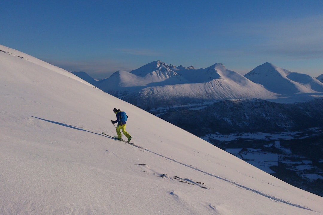 Mot Storhesten med utsikt mot Klauva, Kirketaket og Kjøvskardtinden i bakgrunnen. Foto: Matti Bernitz Storhesten-Toppturer-i-Romsdalen-2