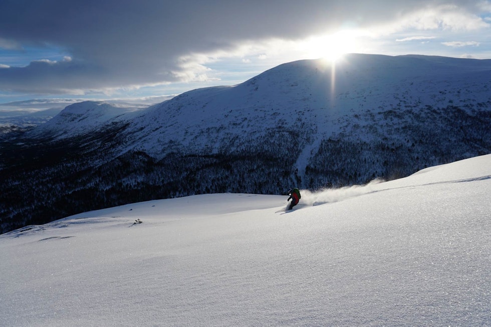 Anders Gran koser seg i silkeføre ned sydryggen på Brøstkampen en kald vinterdag. Foto: Halvor Hagen Hattan-Toppturer-i-Romsdalen-2