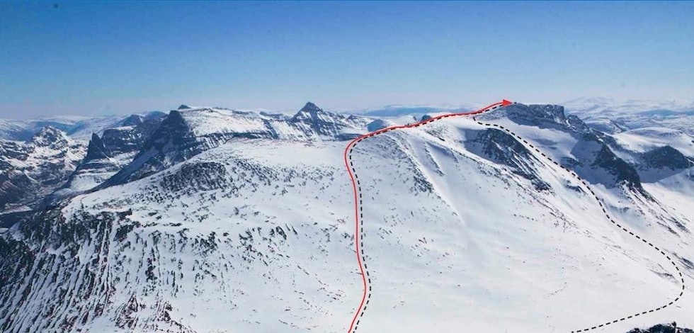 Dronningkrona fra nordvest med oppoverruta (Tusenmetersbakken) og den alternative nedkjøringen mot vest og fjorden inntegnet. Foto: Espen Schive/ Toppturer i Norge topptur dronningkrona