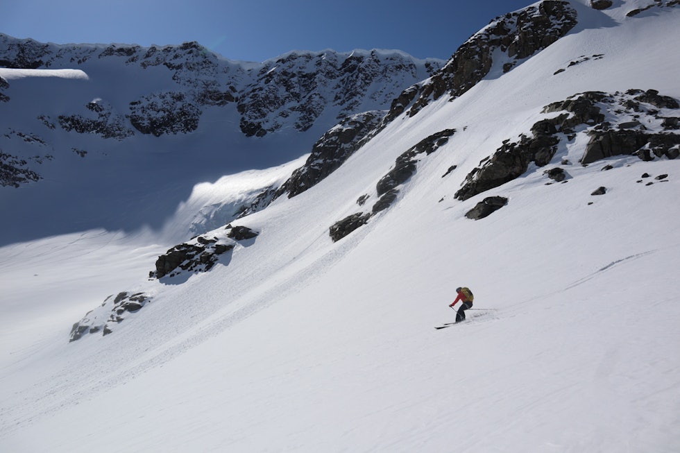Siv-Elin Skogen kjører ned Vinnubreen, med Dronningkrona i bakgrunnen. Denne nedkjøringen kalles gjerne Vinnu Blanche, fordi den minner om kjente Vallee Blanche i Chamonix. Foto: Tore Meirik dronninga topptur sunndal