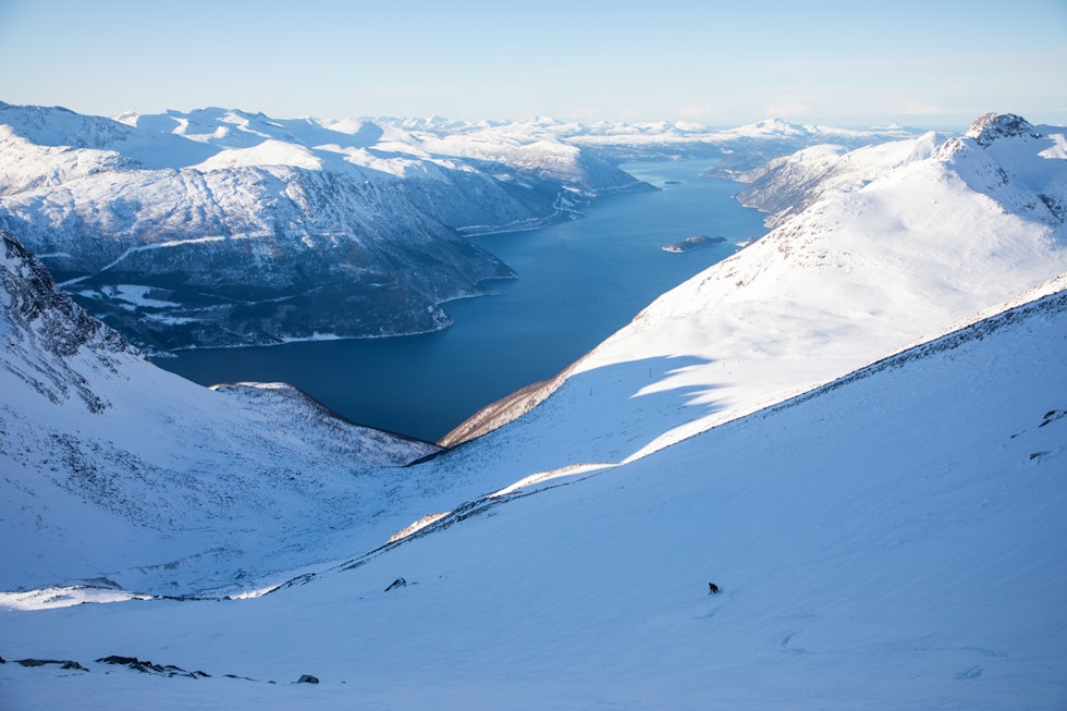 Trygve Sande kjører Mot fjorden - med Sunndalsfjorden i bakgrunnen. Foto: Tore Meirik dronninga topptur sunndal