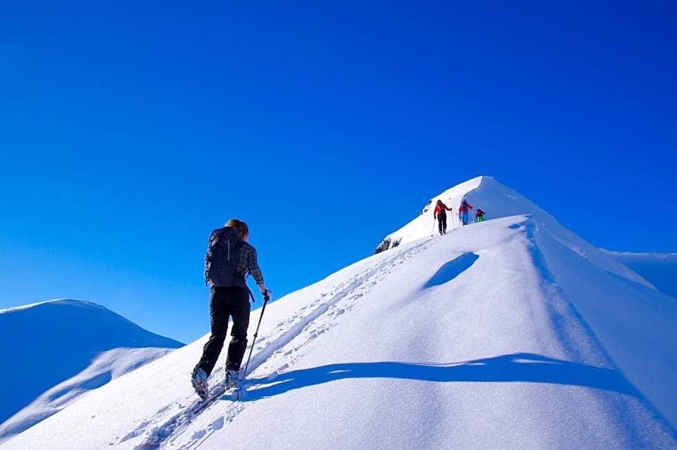 Personer på topptur Skåhammarsegga Sunnfjord Personer på topptur Skåhammarsegga Sunnfjord