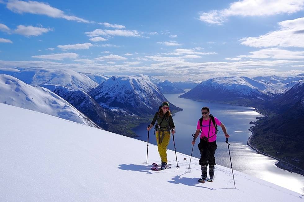 To personer på topptur Skafonnfjellet utsikt To personer på topptur Skafonnfjellet utsikt