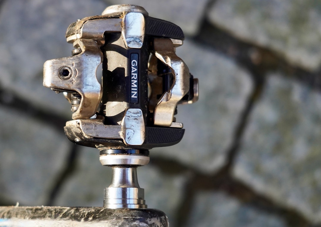 EKSTRA Q-FAKTOR: Ønsker du å sitter mer bredbeint kan du legge på en 2 mm tjukk shim på akslingen, som her.  EKSTRA Q-FAKTOR: Ønsker du å sitter mer bredbeint kan du legge på en 2 mm tjukk shim på akslingen, som her.