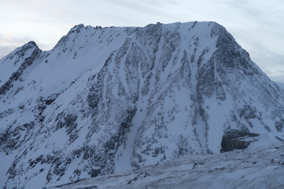 KLASSIKER: Renna på Trondskjortetind er bratt og rett – man skulle nesten tro den er designet for skikjøring. Foto: Bård Smestad Nordmøre topptur