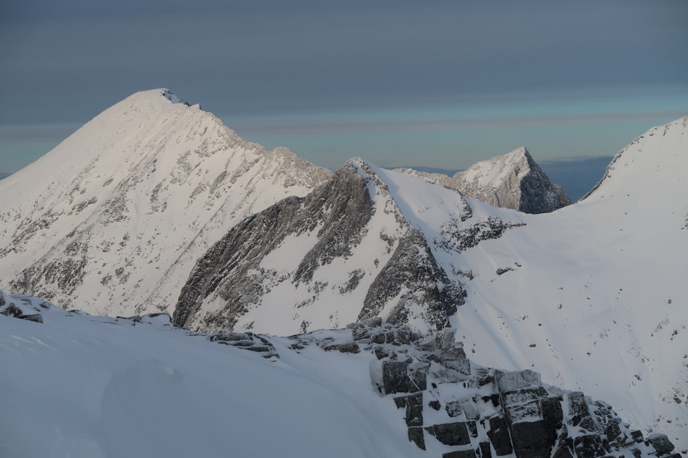 FINE FJELL: Utsikt mot Skjorta (til venstre i bildet). Foto: Bård Smestad nordmøre topptur