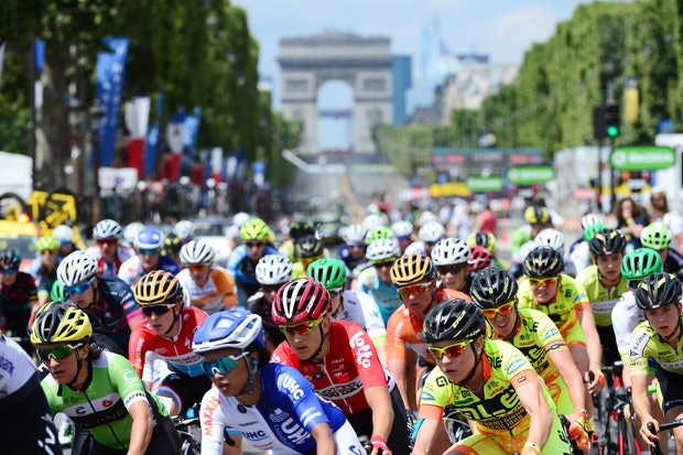 FOLKEFEST: Til nå har jentene syklet La Course i forbindelse med Tour de France, et endagsritt. Nå skal de sykle åtte etapper. Foto: Cor Vos. 