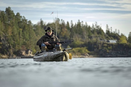Alltid beredt: En jakt- og fiskekajakk med tråpedaler gir deg en spennende mulighet å jakte sjøfugl med hendene fri. Jonny Vestmo falt pladask for kajakktypen etter mange år i vanlig havkajakk. Jakt i faresonen