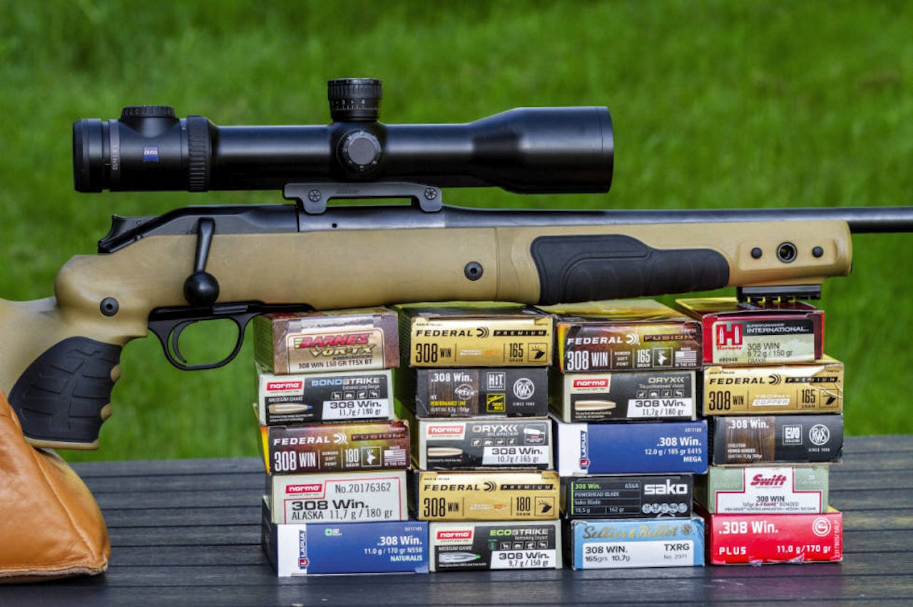 Trange tider: Våpenbransjen varsler knapphet på ammunisjon og våpen framover, men gir gode råd til hvordan det kan løses. Rifle støttet opp av ammunisjonsesker på bord.