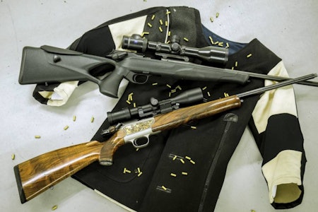 Småpoff fra storbørsa: Storviltrifler som kan konverteres til 22lr er ikke dagligdags. JEGER tester Blasers to ulke salong-kit. To blaser rifler liggende på en skytevest 22lr kit test