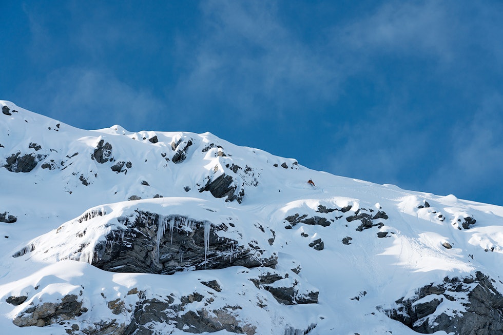 TERRENGFELLE: Det er ikke bare bekkedaler som er terrengfeller. Framstikkende stein er en høyst reell fare når snødekket er tynt, og kan forverre konsekvensene av å bli tatt i snøskred betydelig. Foto: Ståle Johan Aklestad Snøskred