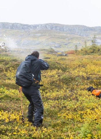 FULLTREFFER: Marthe holder hodet kaldt og gir rypa de nødvendige meterne, før skuddet går og rypa nærmest eksploderer i en fjærhaug. En god start – og jaktdagen har knapt begynt… FULLTREFFER: Marthe holder hodet kaldt og gir rypa de nødvendige meterne, før skuddet går og rypa nærmest eksploderer i en fjærhaug. En god start – og jaktdagen har knapt begynt…