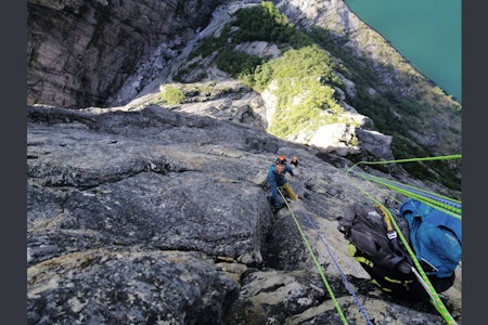 HENGENDE STANDPLASS: Erik Grandelius og Kalle Olsson følger på en bratt 7+. Standplassen var helt fritthengende, og neste taulengde er en hard og skummel 8-. Foto: Paula Voldner HENGENDE STANDPLASS: Erik Grandelius og Kalle Olsson følger på en bratt 7+. Standplassen var helt fritthengende, og neste taulengde er en hard og skummel 8-. Foto: Paula Voldner