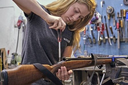 Billig brukt våpen: Børsemaker Anne Marte Kvarme sjekker den gamle Tikka’en og finner ut at links-børsa er svært godt vedlikeholdt. Foto: Alexander Schindler Kvinnelig børsemaker Anne Marte Kvarme hos Magne Landrø AS skrur på brukt våpen