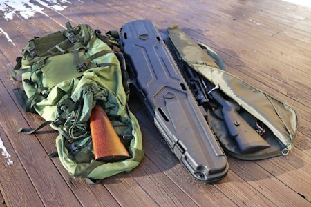 Bilde av børse i ryggsekk, våpenkoffert og børse i våpenfutteral. 