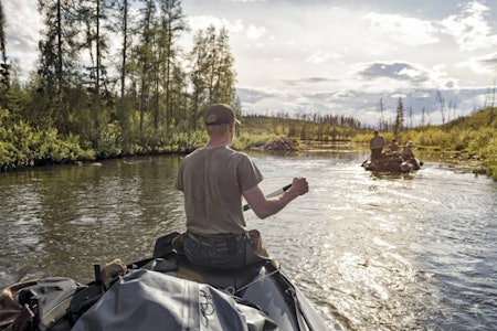 Nedtur: Stadig oftere må vi fram med motorsaga for å kjempe oss forbi rotvelt og beverdammer, mens gummibåtene skraper mot spisse elvesteiner. svartbjørn canada kanada bjørnejakt svartbjørnjakt jaktreise