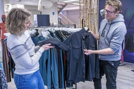 Tekstilingeniør Trude Blekastad og salgsansvarlig Lars Eivind Johansen i Aclima viser Aclimas skjorte i resirkulert fiber og gir råd om vask og vedlikehold av ull.