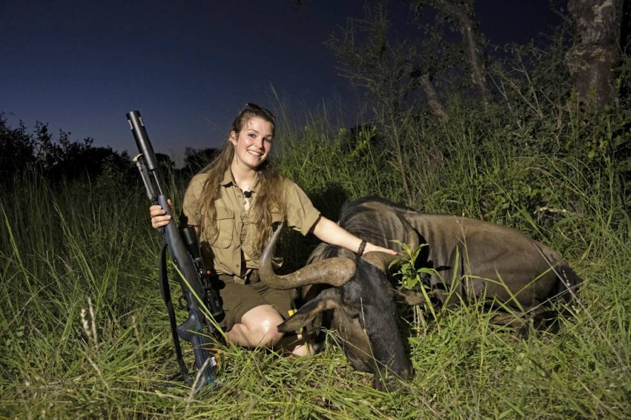 Jaktreise med god samvittighet: Elisabeth Kristin Målvatn hadde hellet med seg da hun dro på bærekraftig jakt til Afrika og felte denne stripegnuen. Bærekraftig jakt