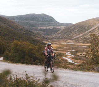SISTE REST: Caroline Vamnes klatrer turens aller siste bakke, den bratte kneika som avslutter Grimsdalen. tour de dovre sykkeltur landevei på sykkel grus grimsdalen