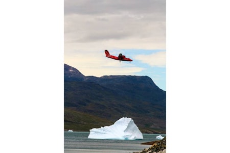 Bratt ned: Innflygingen til flyplassen i Nasarsuaq er brå, kort og med uunngåelig kiling i magen. Flyplassen i Nasarsuaq, jakt på Grønland