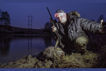 Beveren er sikret etter en jakt i øsende regn. Heldigvis ga regnet seg litt da jeg skule fotografere fangsten.  Beveren er sikret etter en jakt i øsende regn. Heldigvis ga regnet seg litt da jeg skule fotografere fangsten.