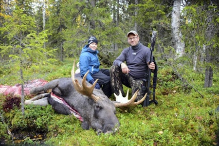 UNG ASSISTANSE: Melker sørget for at Gabriel fikk skutt storoksen UNG ASSISTANSE: Melker sørget for at Gabriel fikk skutt storoksen