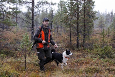 KARELSK BJØRNHUND:  Joakim Karestål med den femårige karelske bjørhunden Rapp er en av hundeførerne i laget.