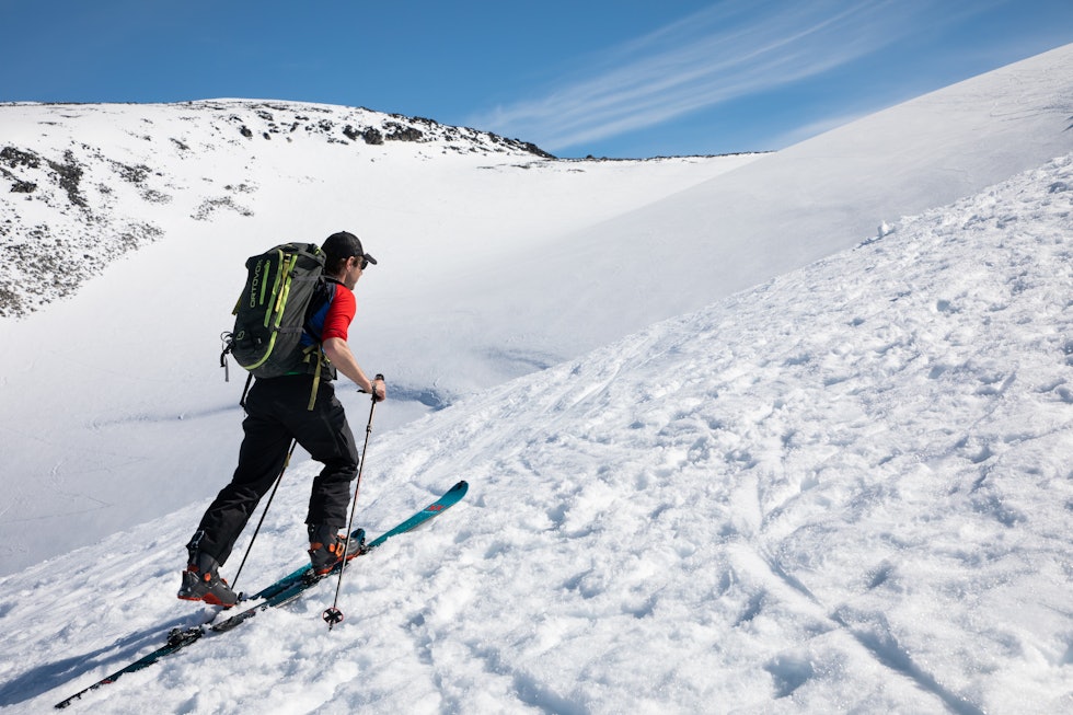 LETTE SKI: De lette skiene gir fine oppturer og god nedkjøring. Foto: Tore Meirik Toppturski test