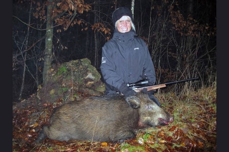 Anette Pedersen og sin første gris, skutt på villsvinjakt i Sverige. Villsvinjakt i Sverige