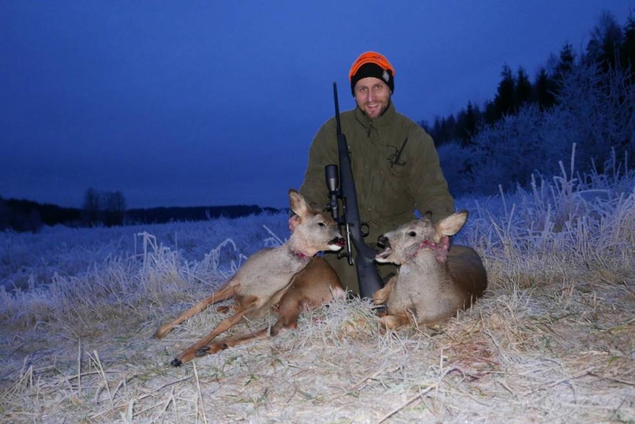 LYKKELIG DEBUTANT: Frank Bratland hadde aldri før deltatt på rådyrjakt med drivende hunder. Gjett om det ble en minneverdig jakt for markedssjefen i Jeger hund & våpen.