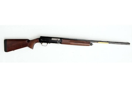 BROWNING A5: Samme umiskjennelige stil, men med ny teknologi og kaliber 16. Halvautomat-hagla Browning A4 One Sweet Sixteen sett fra siden på hvit bakgrunn