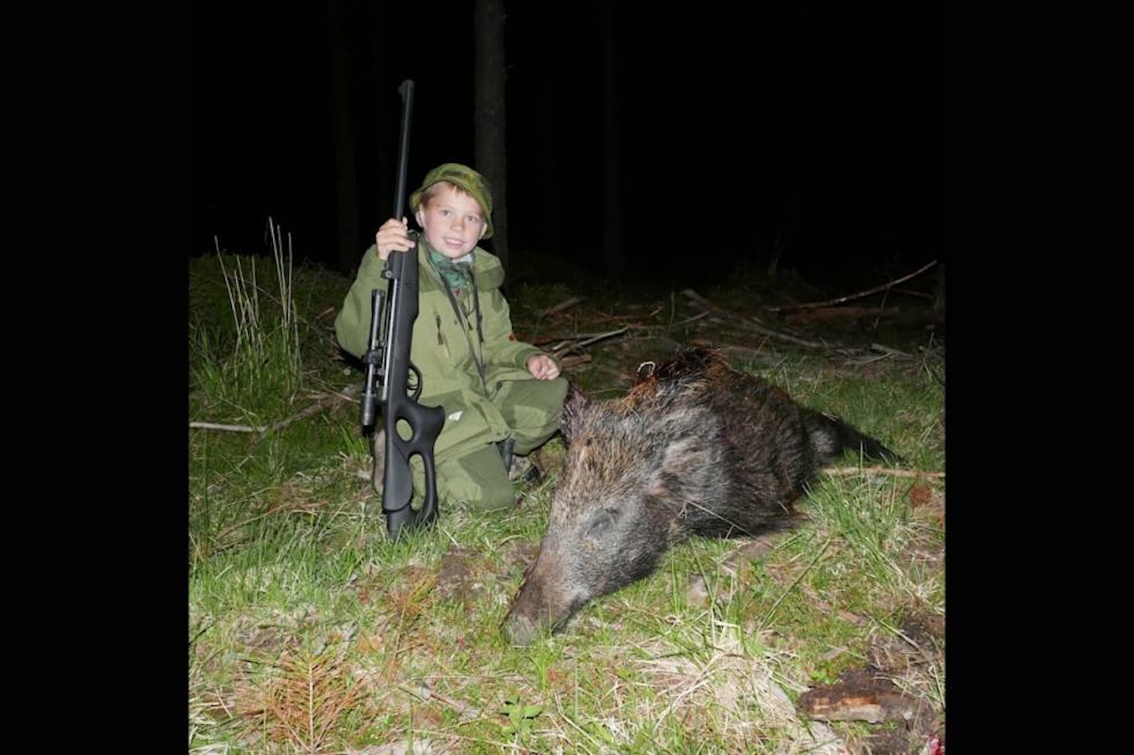 Oliver Engeli poserer stolt med pappa Oscars fine matgris. Selvfølgelig hadde den ivrige jegeren med seg eget luftgevær.  Villsvinjakt i Sverige